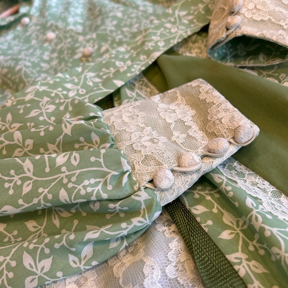 70 Green Gunne-esk Set - Picture 2 of 16